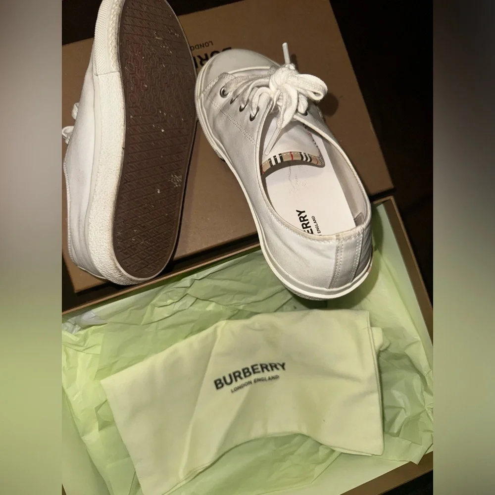 Burberry kids shoe worn a couple of times selling cos it doesn’t fit - Picture 5 of 5